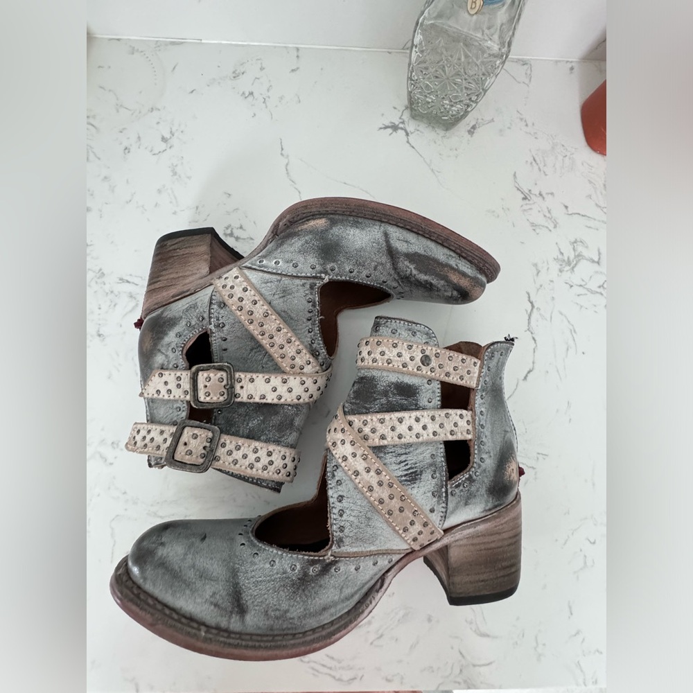 Freebird Sapphire Sz 7 Ice practically brand new